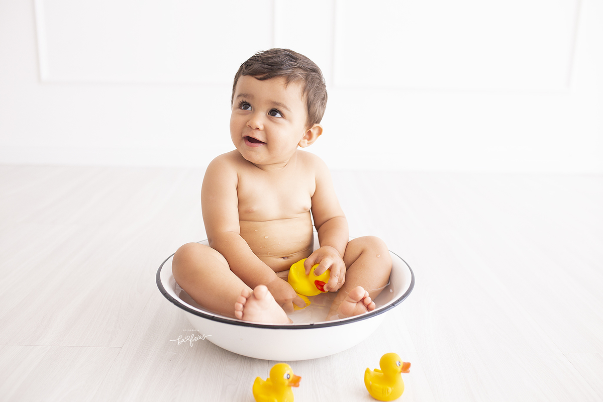 o bebe brinca na agua