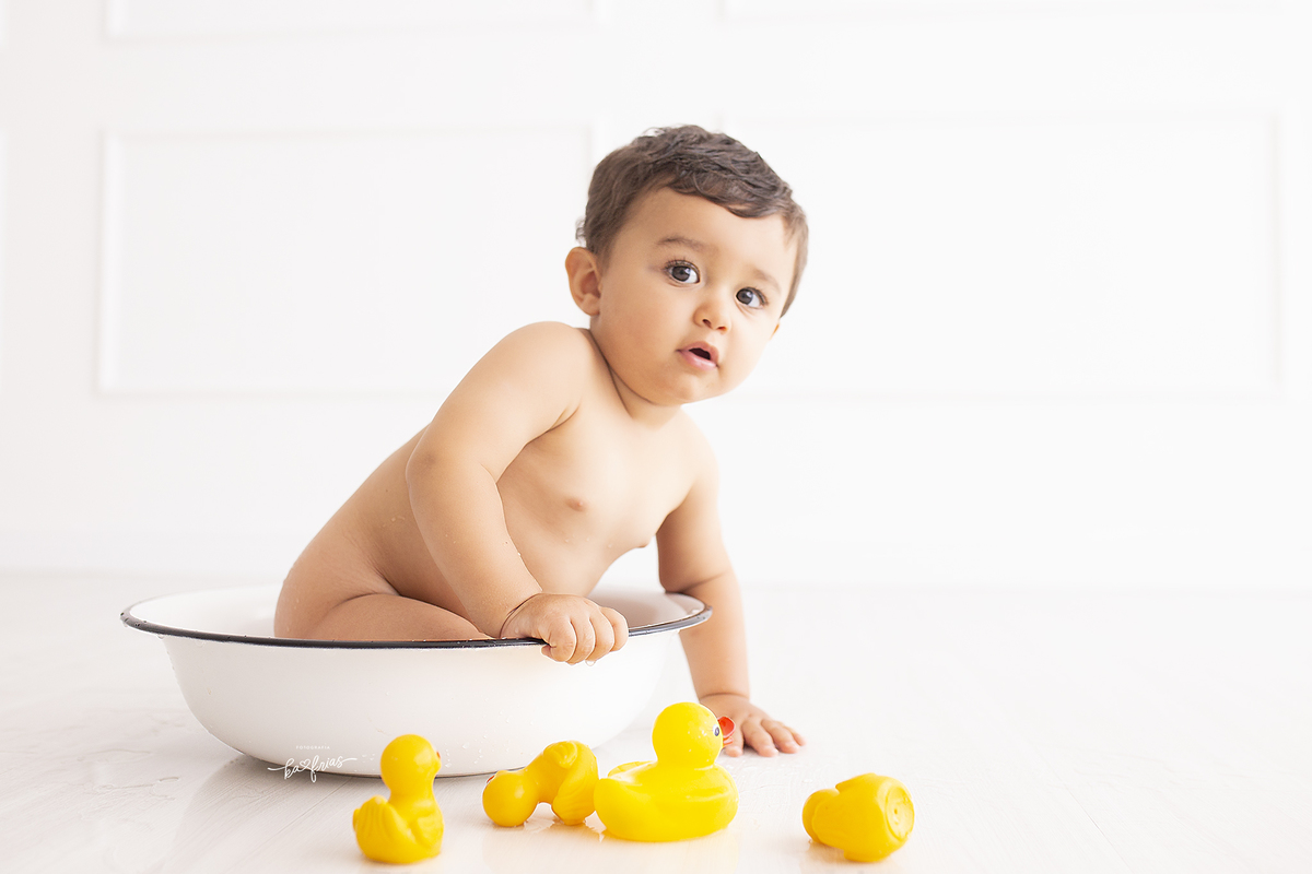 o bebe esta na bacia de agua 