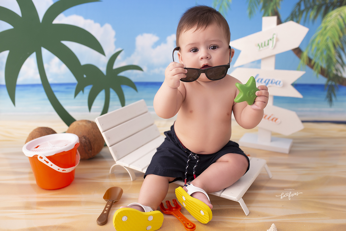 o menino tira os oculos na sessão de fotos