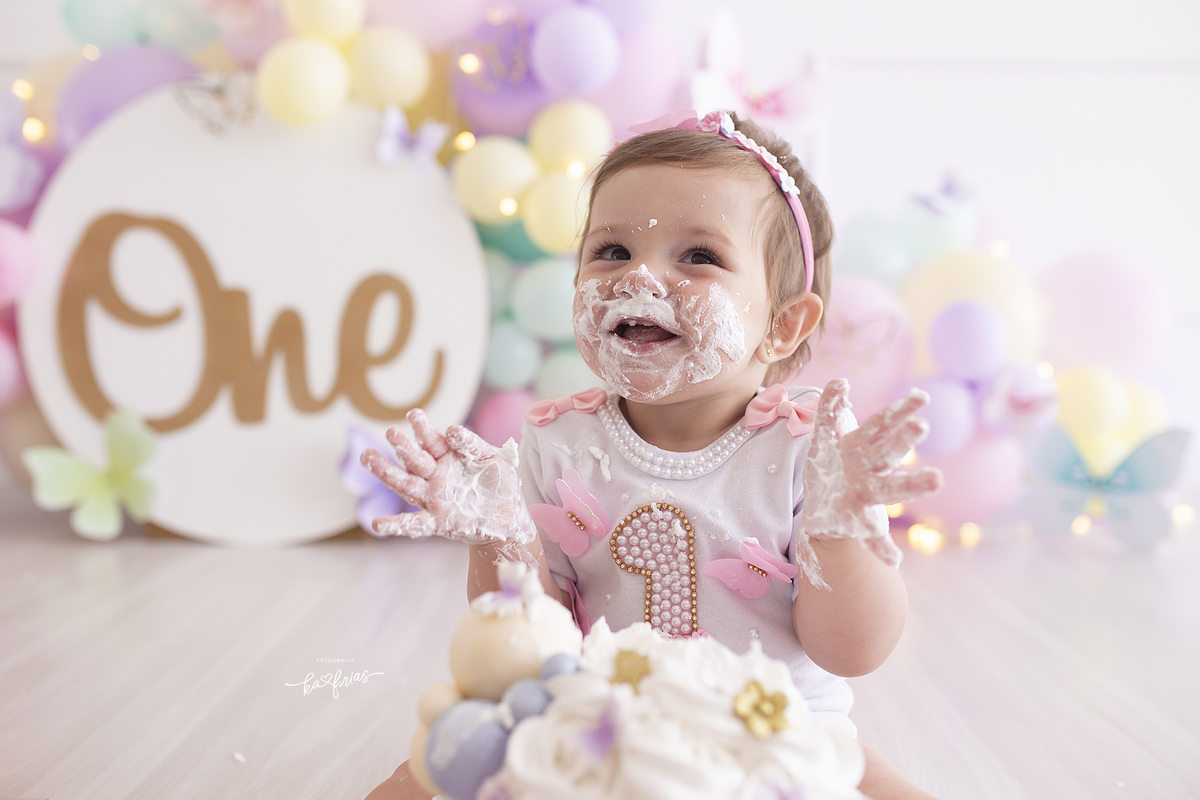 a menina bate palmas no ensaio de um ano