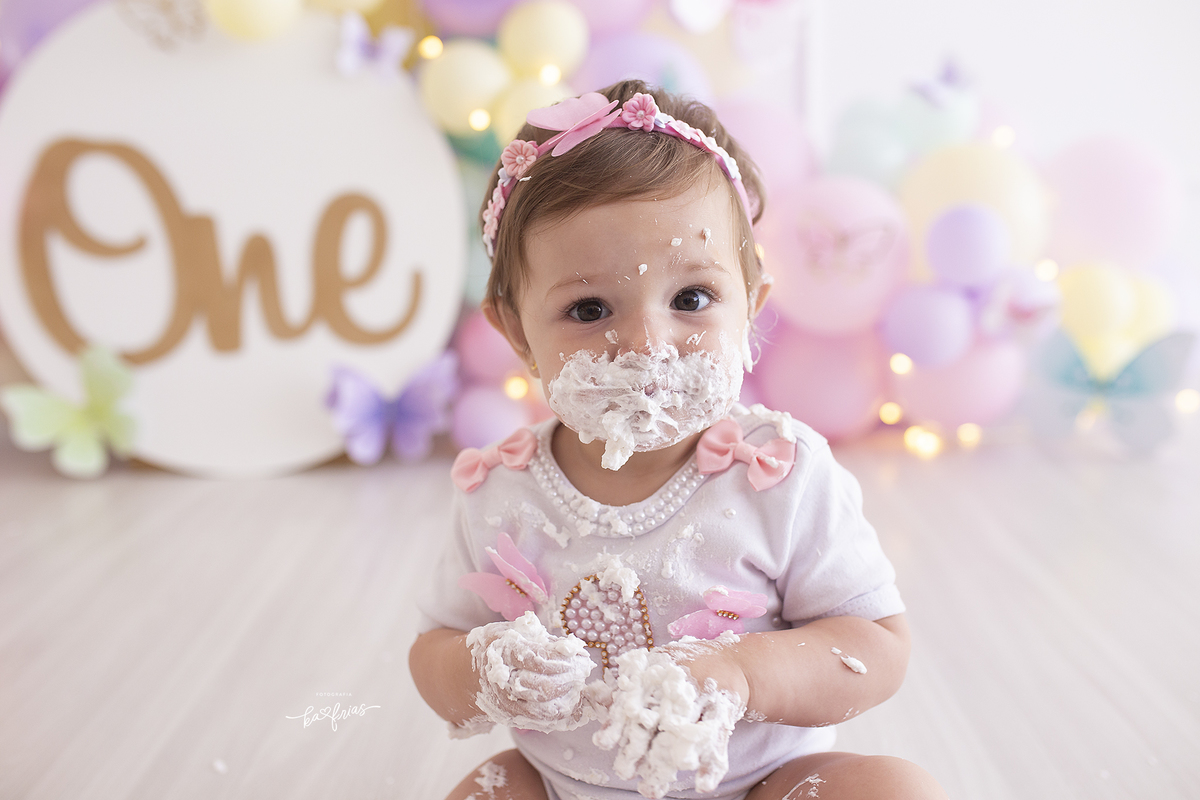 a bebe se lambuza no ensaio com bolo