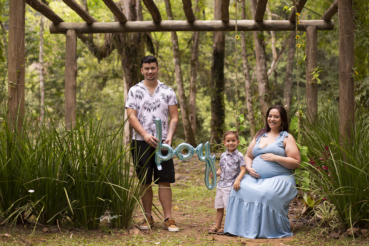 no ensaio de gestante a familia sorri