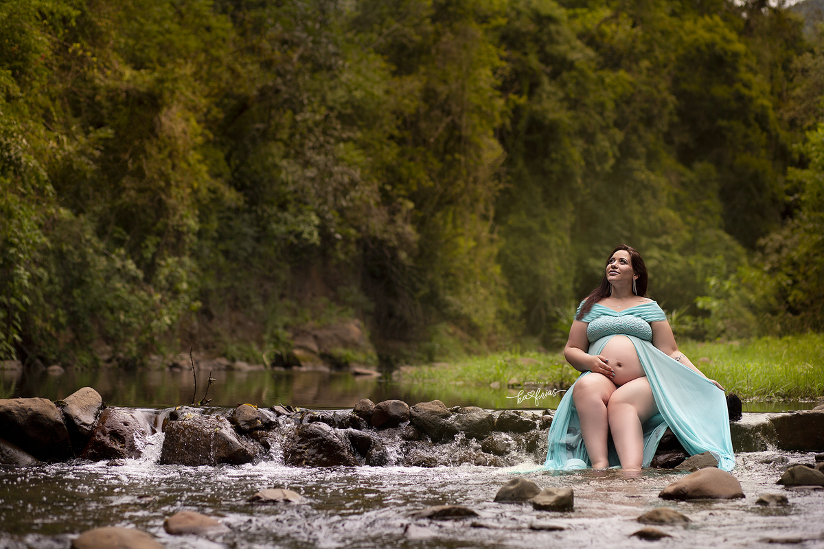 a gestante esta na agua para o book de gestante
