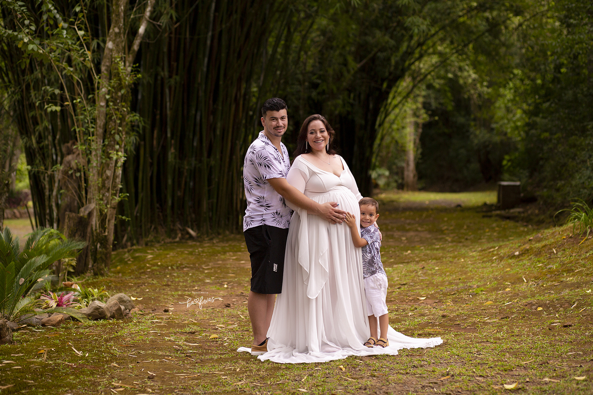 a familia sorri para a fotografa de gestante de caxias do sul, ka frias
