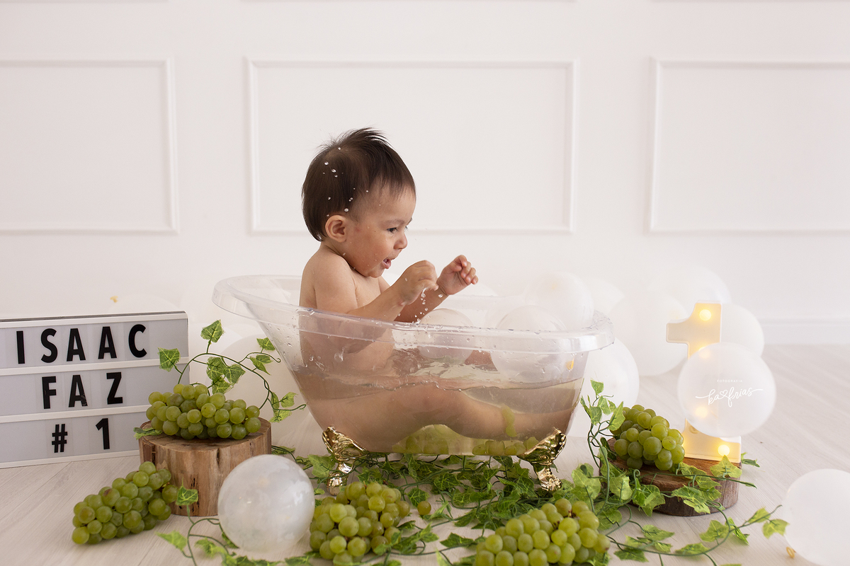 O BEBE BRINCA NA AGUA NO ENSAIO INFANTIL