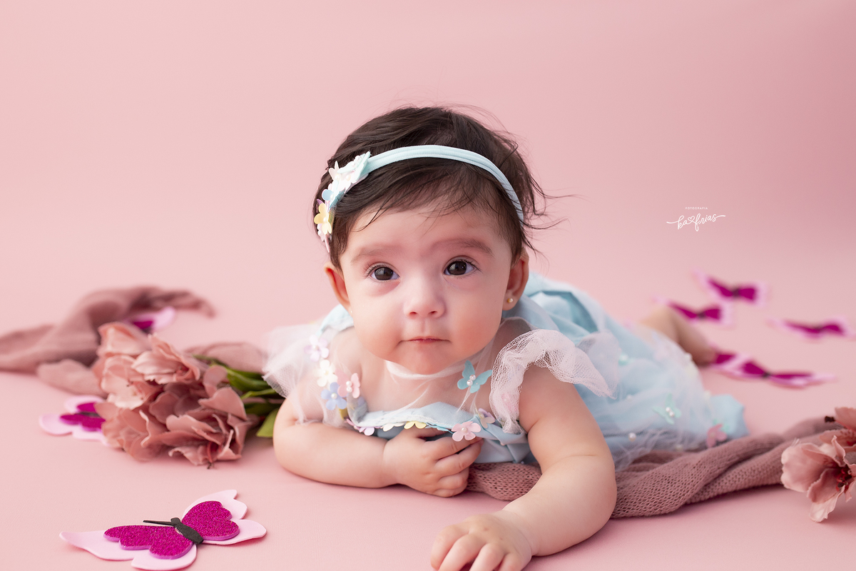 a bebe olha para a fotografa de caxias do sul, ka frias