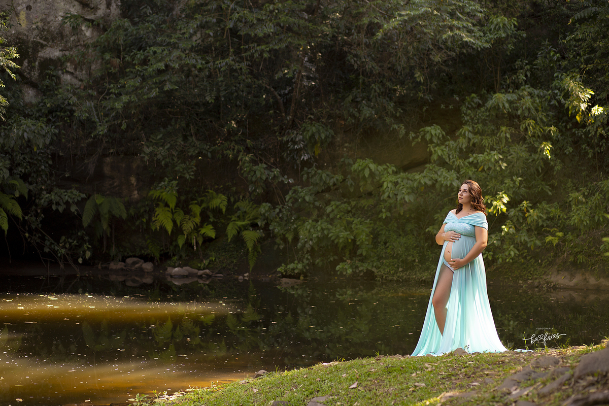 a gestante posa no ensaio externo