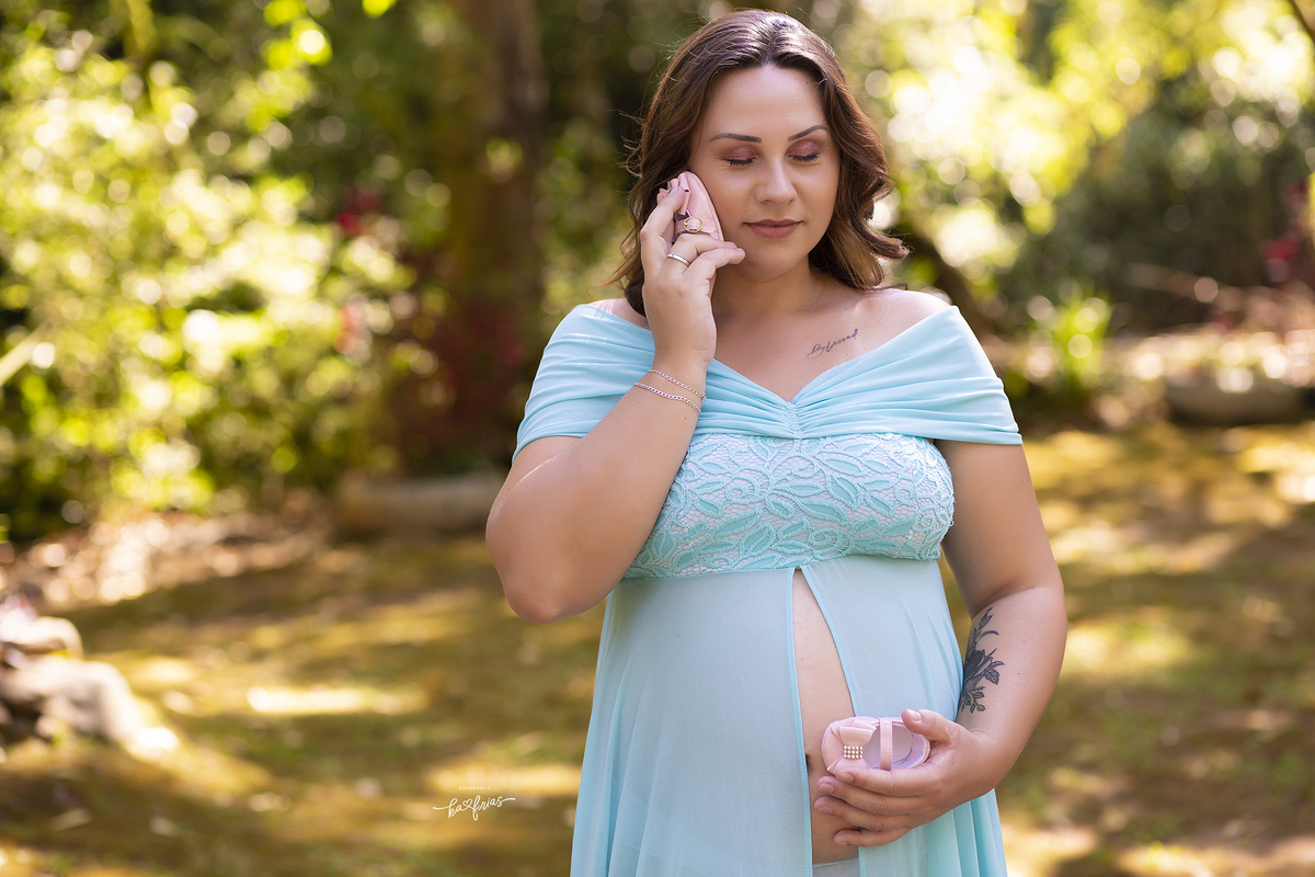 a gestante levou os sapatinhos da bebe no ensaio