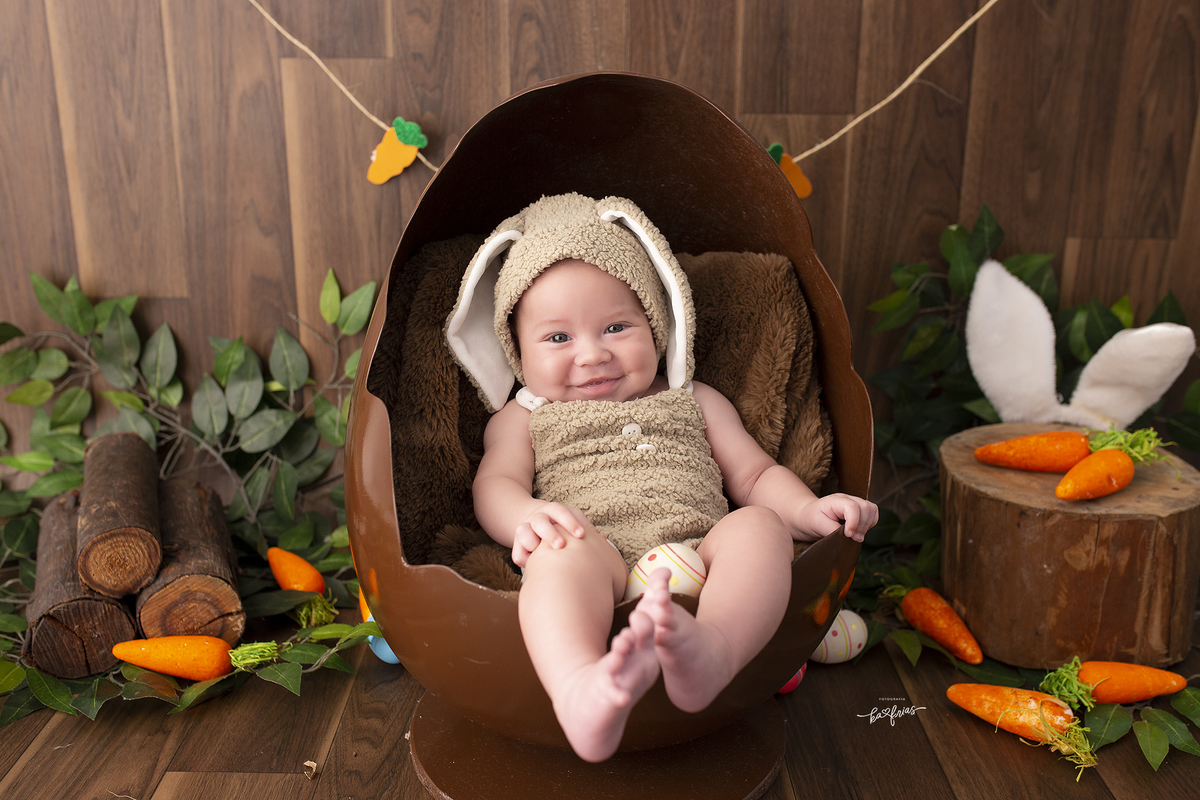 o bebe esta dentro do ovo para a s fotos de pascoa