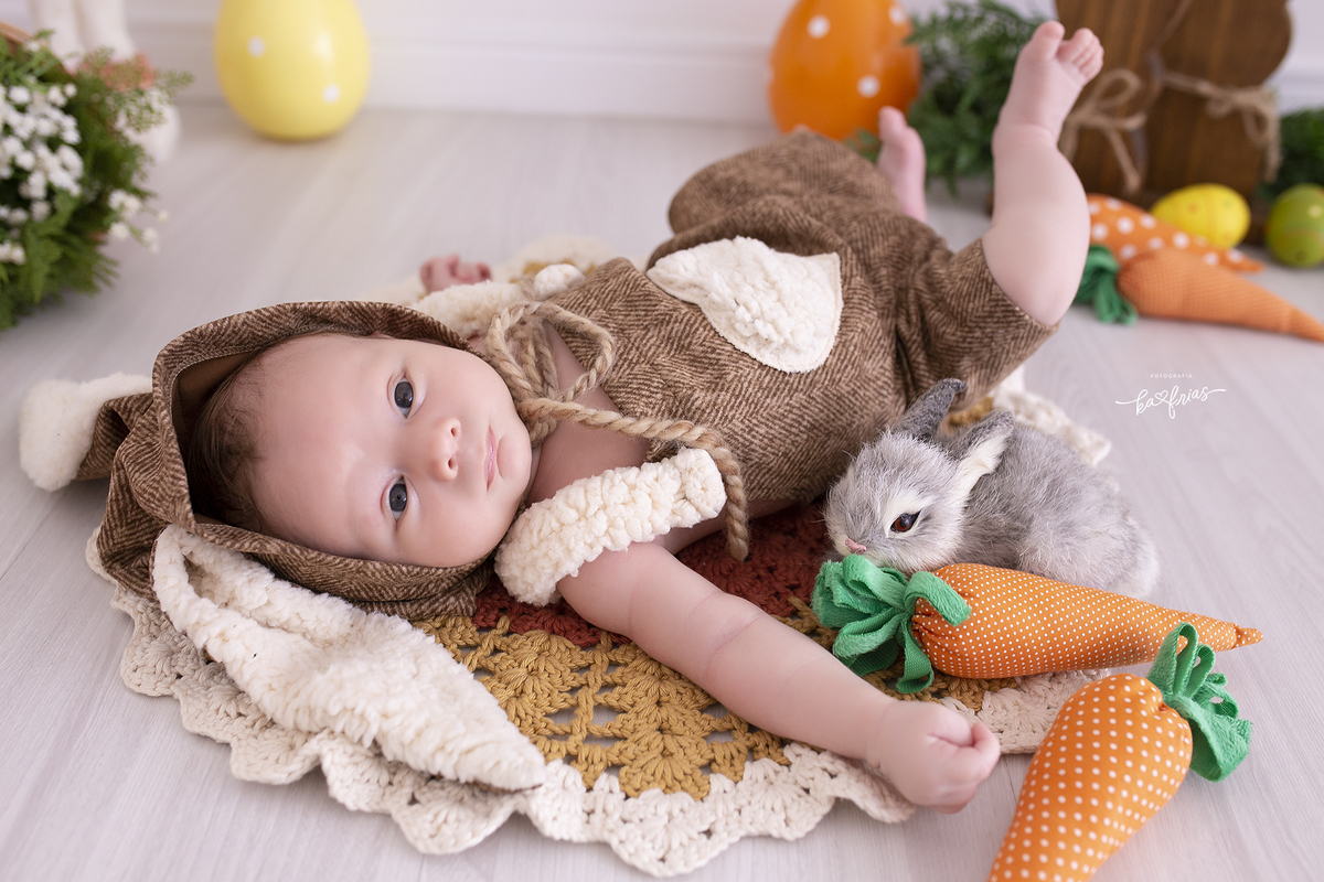 o menino esta sorrindo para a fotografa de caxias do sul, ka frias