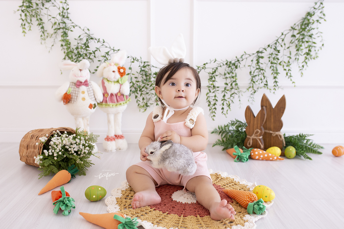 a bebe esta vestida de coelhinha para as fotos mensais
