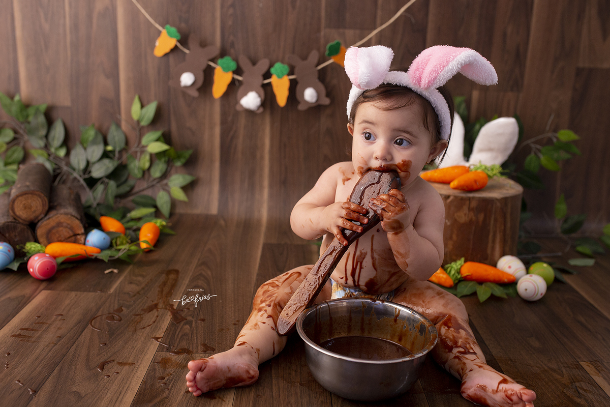 a bebe se lambuza com chocolate