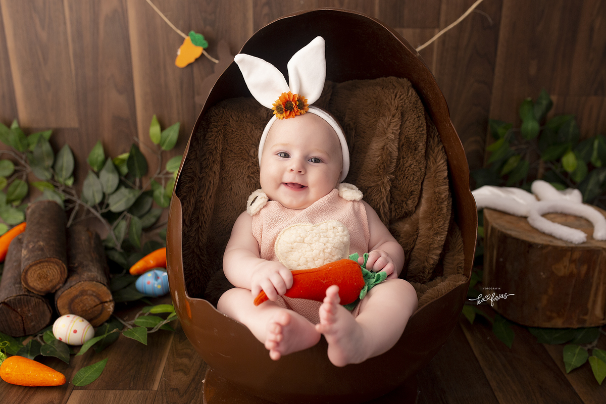 a bebe esta no ovo de pascoa para as fotos mensais