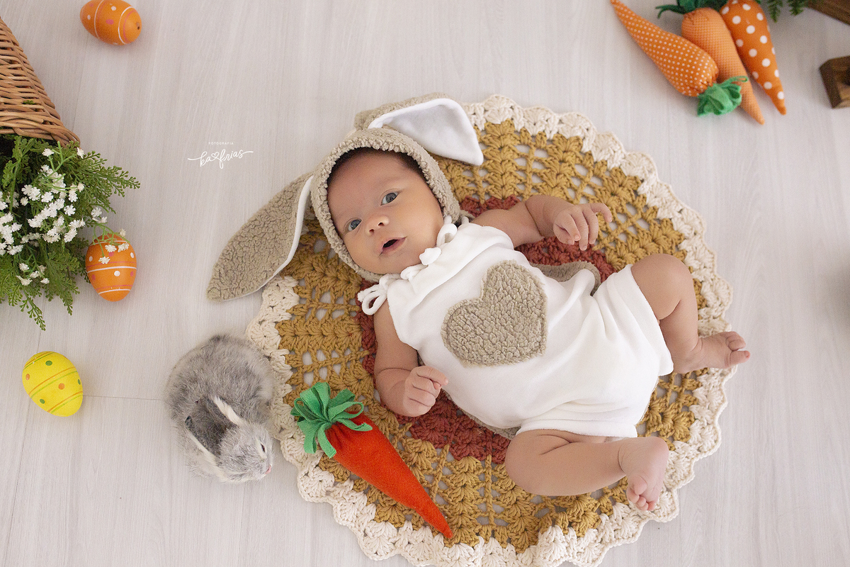 o bebe sorri no ensaio de pascoa