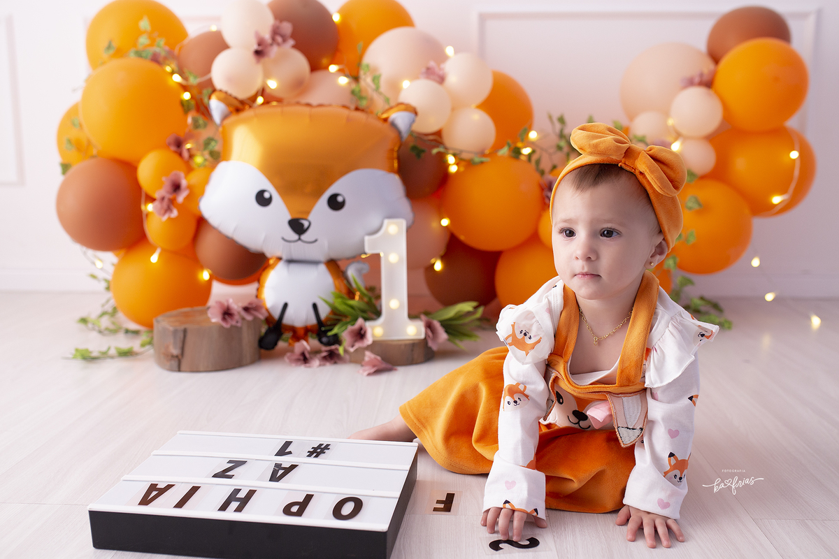 a bebe esta no cenario smash the cake
