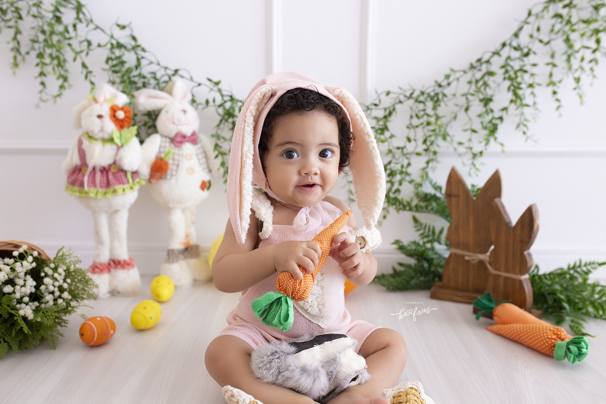 a bebe esta vestida de coelha para as fotos mensais