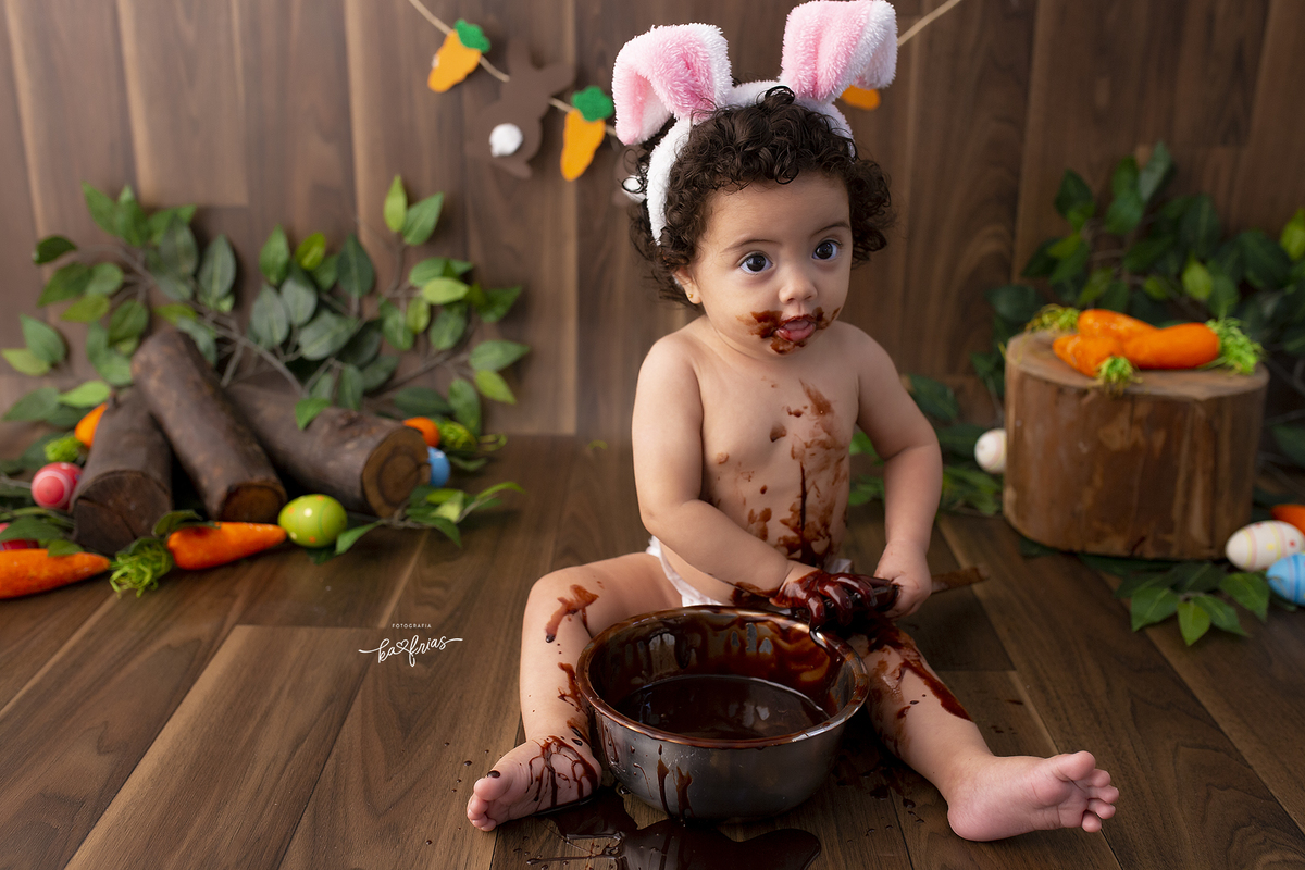 a bebe se lambuza com chocolate