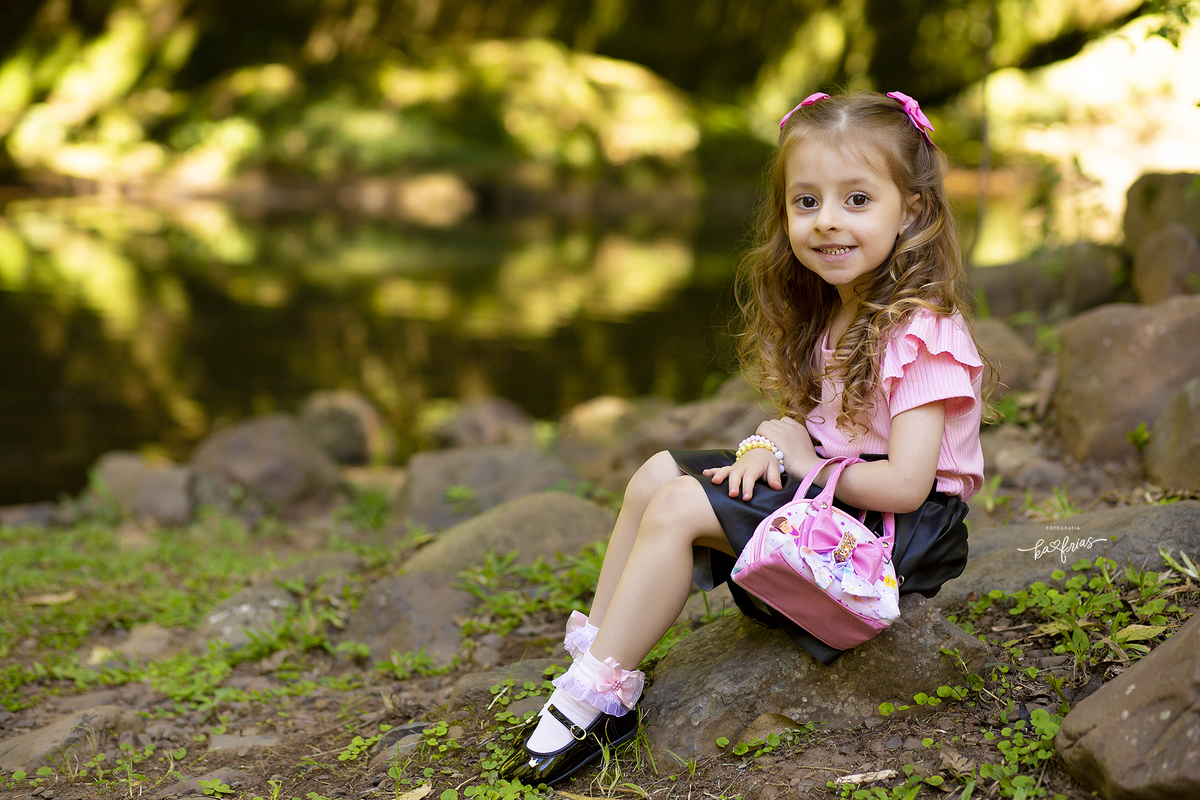a menina sorri para a fotografa de caxias do sul, ka frias