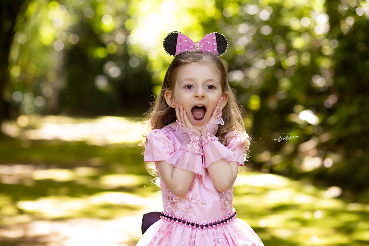 a menina esta feliz no ensaio familia