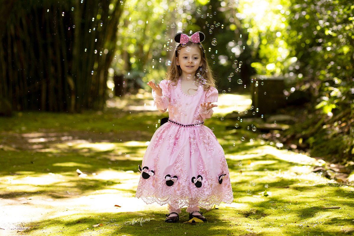 a menina brinca com as bolhas no ensaio externo