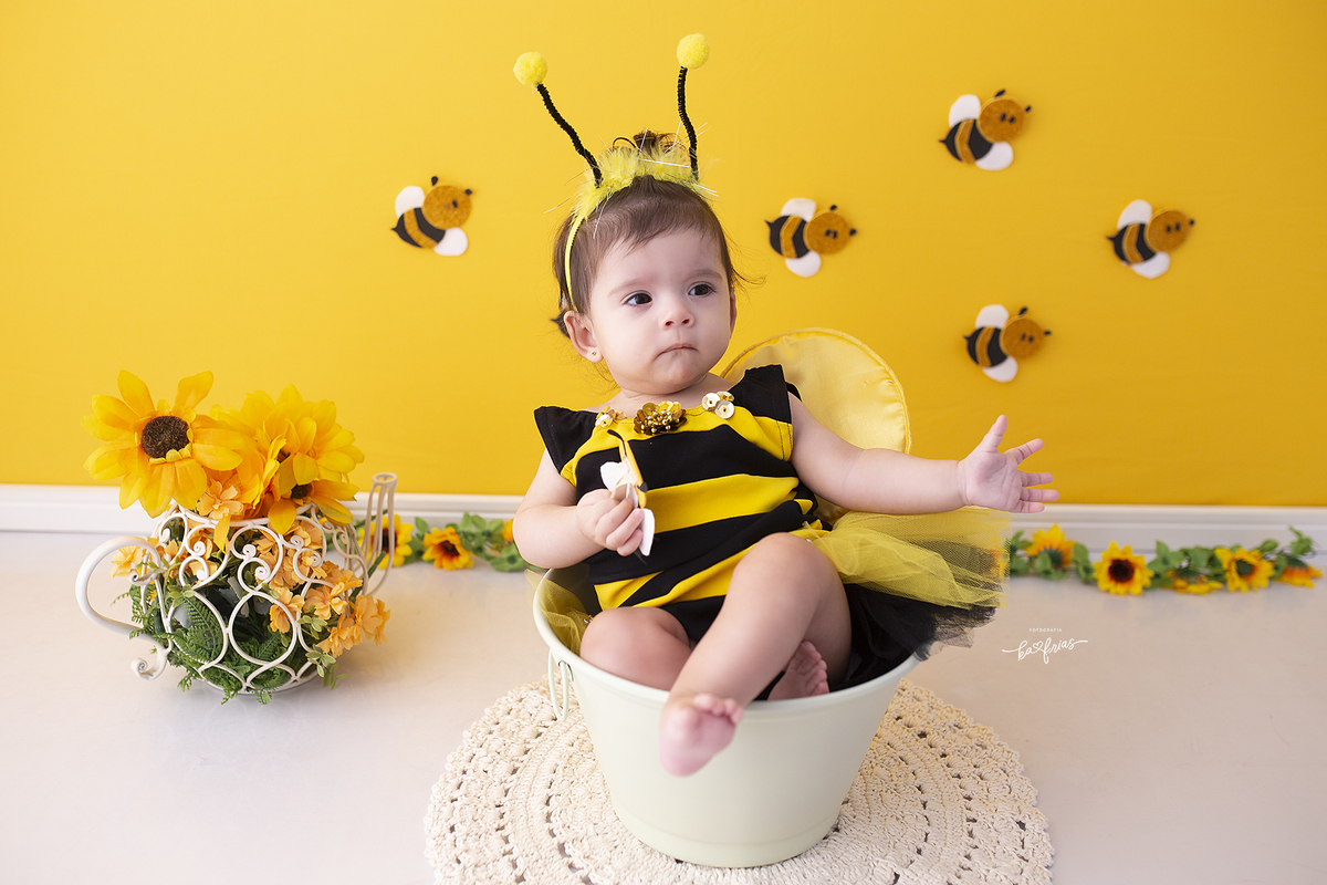 a bebe esta vestida de abelinha para as fotos mensais