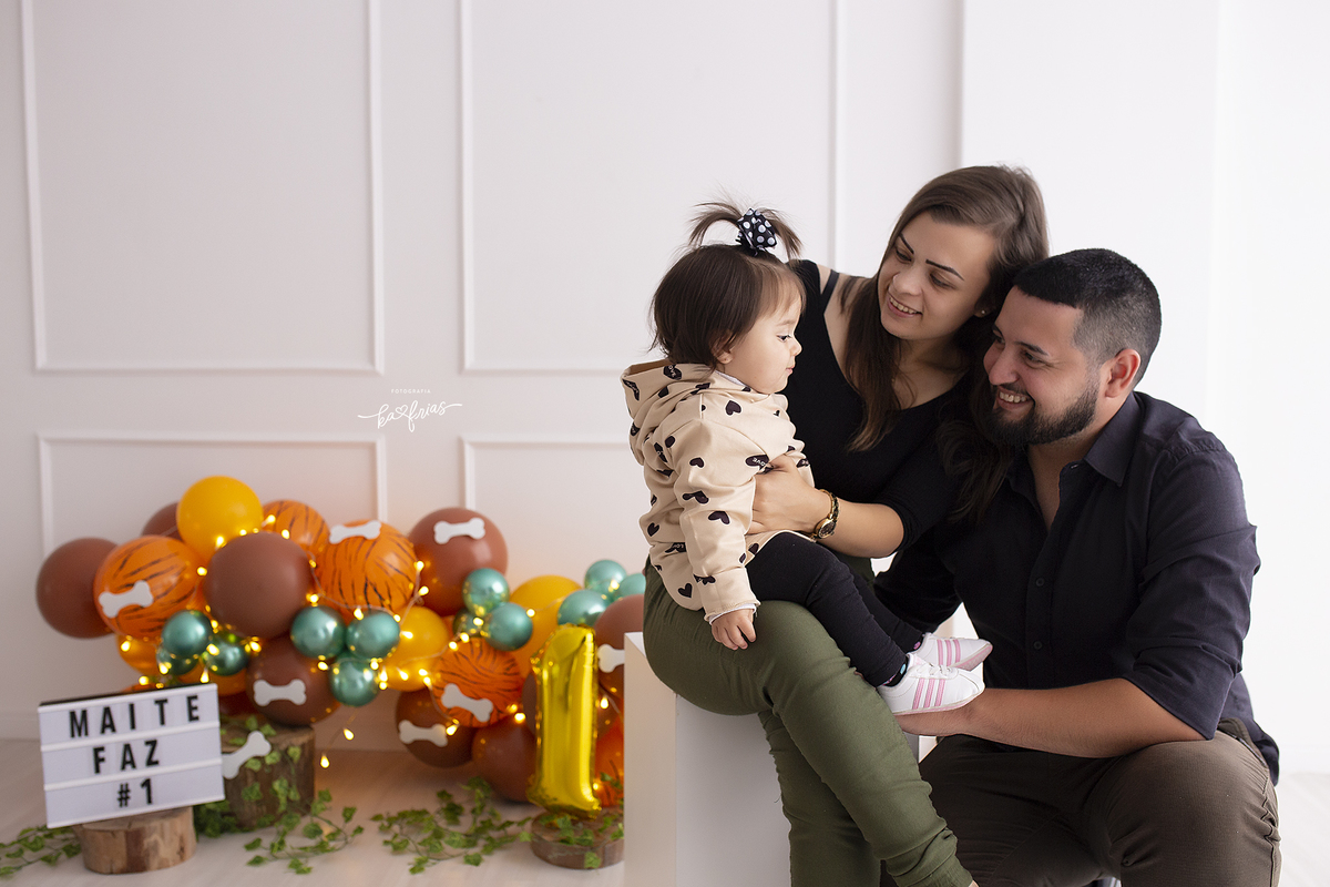 os pais brincam com a filha no ensaio smash