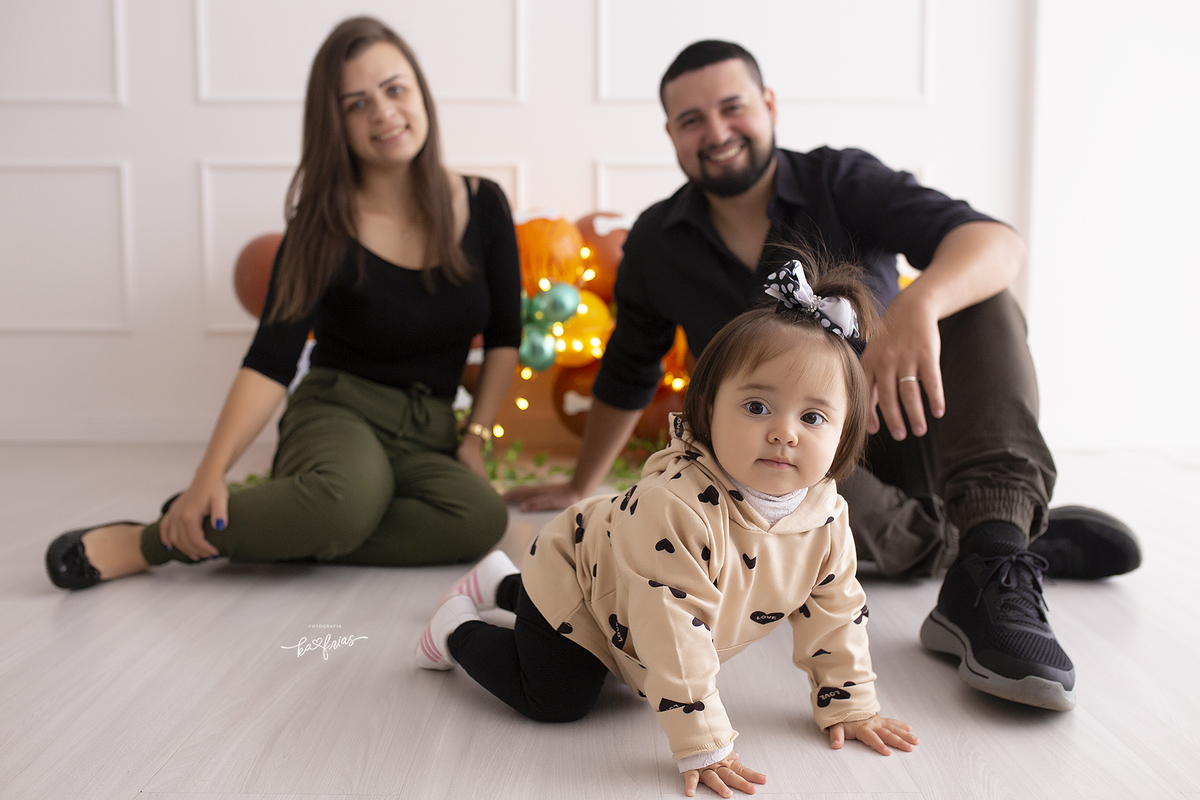 a bebe foge dos pais na hora das fotos