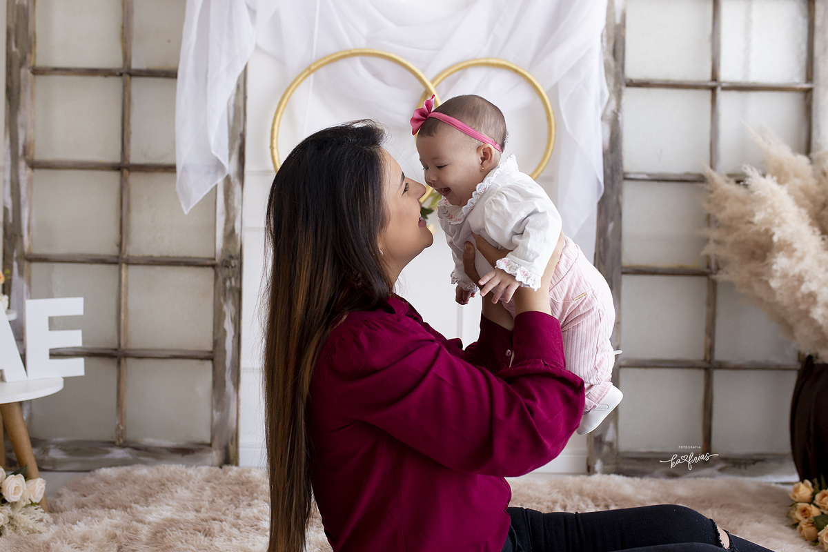 a mae brinca com a filha no ensaio familia