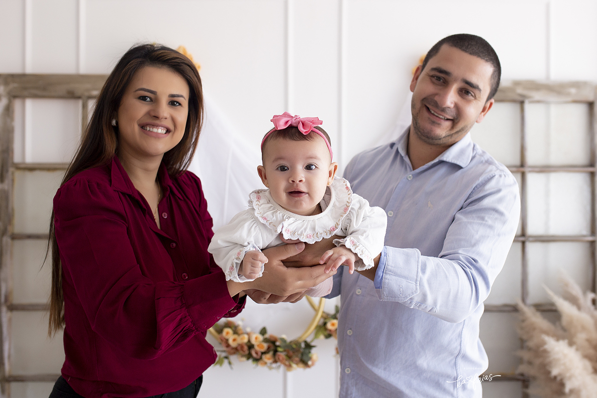 os pais brincam com a filha na sessão de fotos