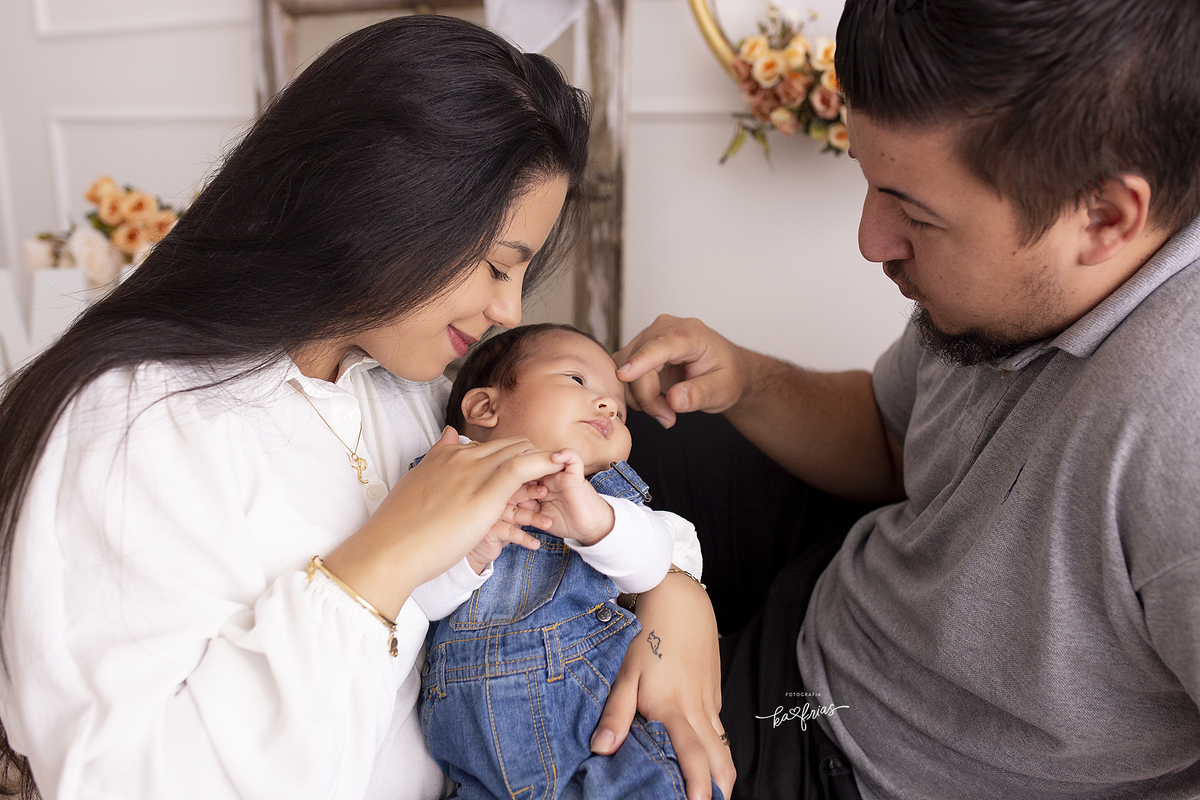 os pais brincam com o filho no ensaio de dia das maes em caxias do sul