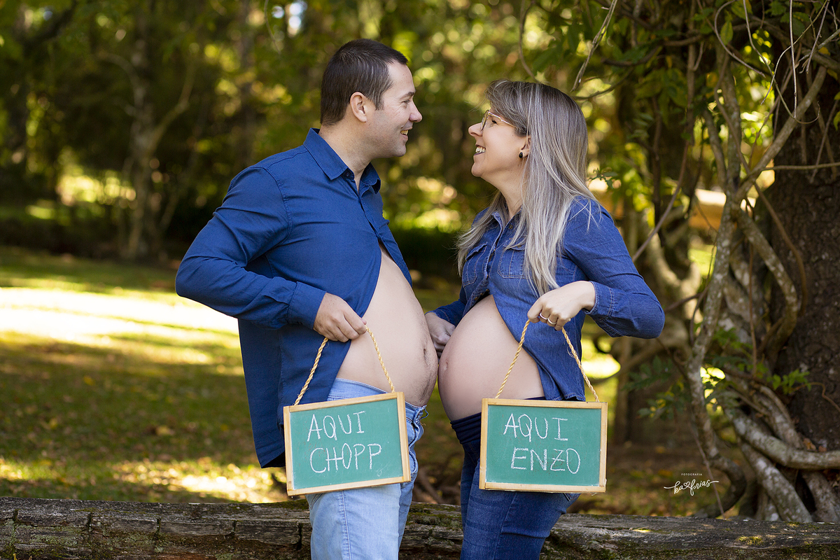 os pais brincam no ensaio externo