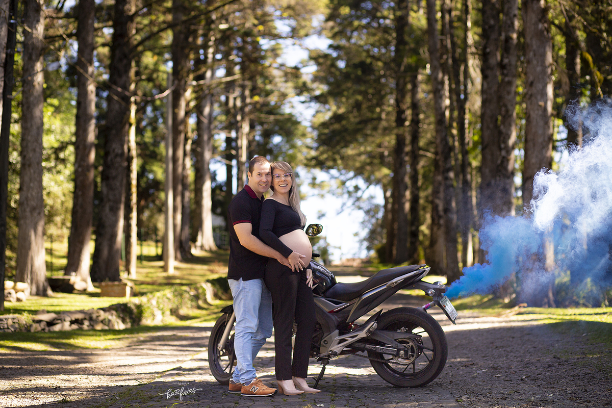 os pais levaram a moto no ensaio externo de gestante