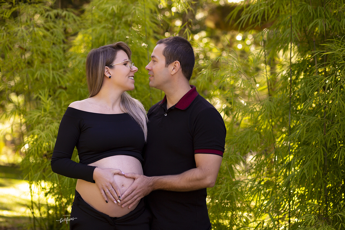 os pais se olham no ensaio de gestante externo