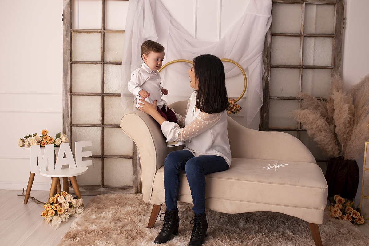 mae filho brincam no ensaio em estudio