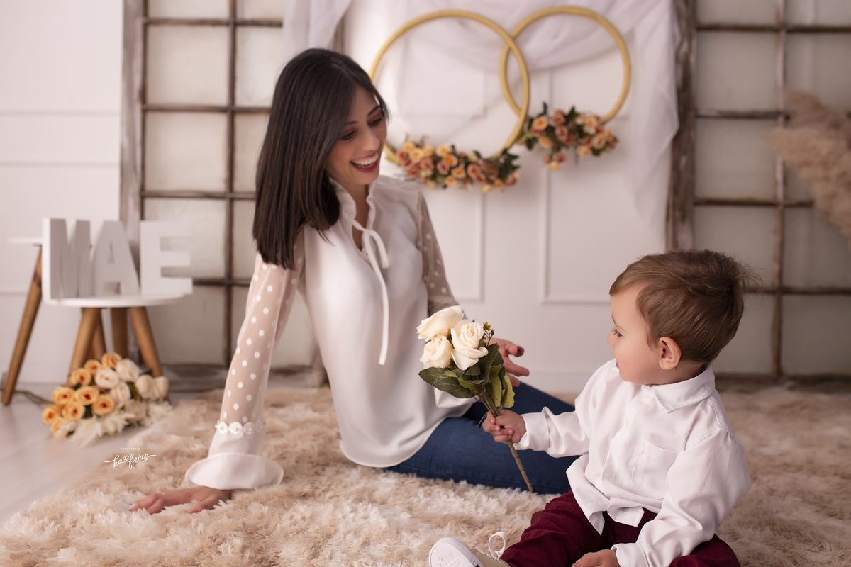 o menino da a flor para a mae