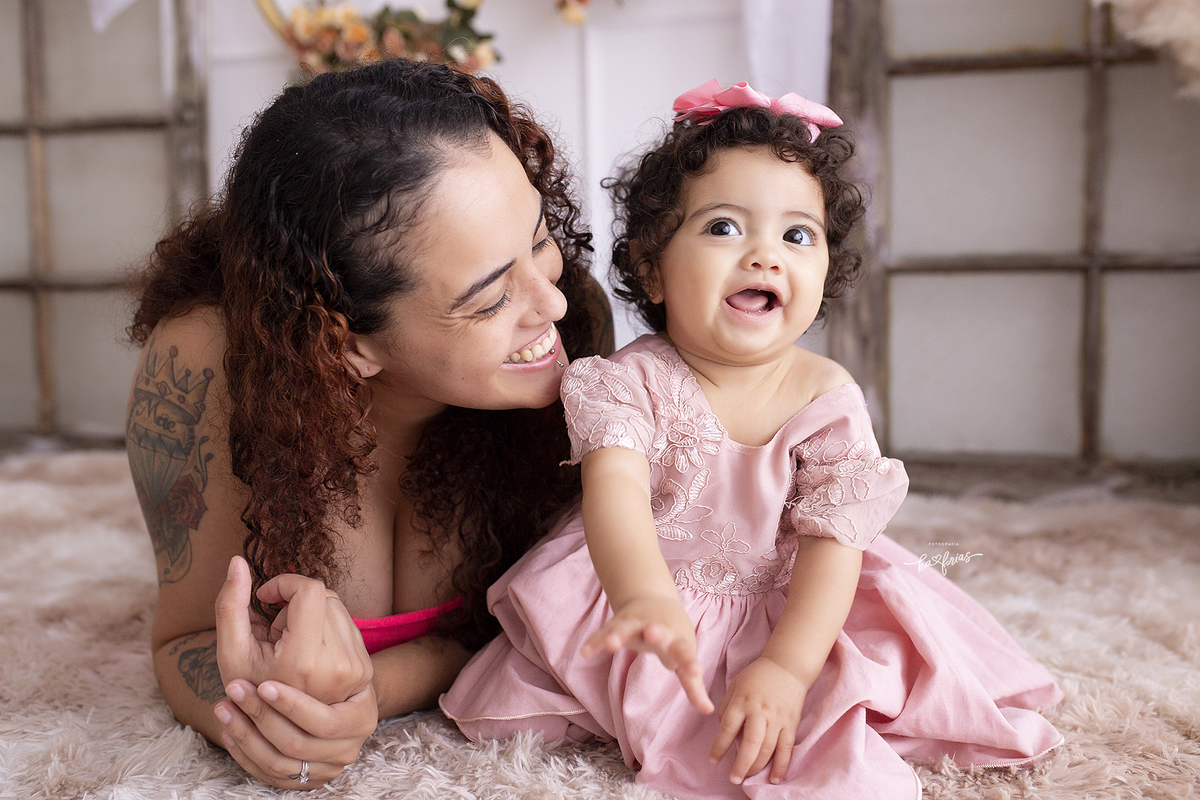 mae e filha brincam nas fotos de dia das maes