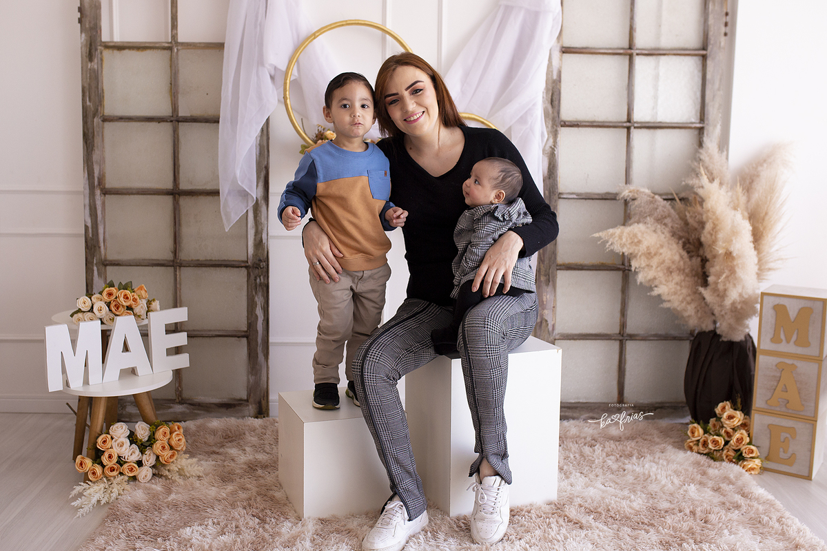 a mae abraça os filhos no ensaio de dia das maes