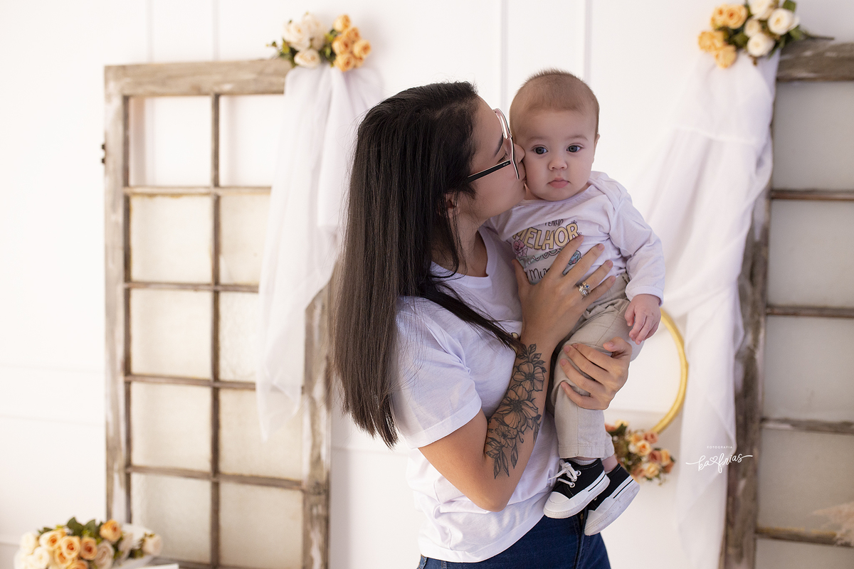 a mae beija o filho nas fotos em estudio