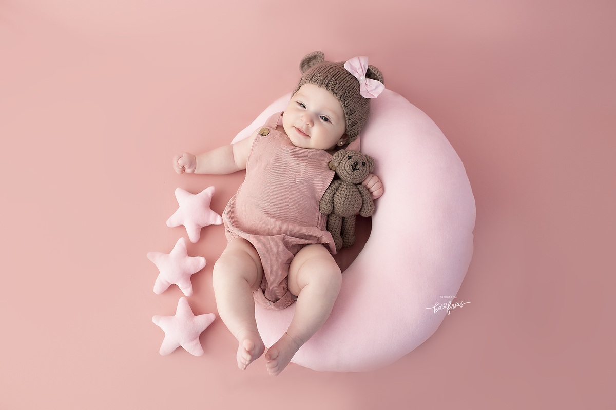 a menina esta deitada na lua