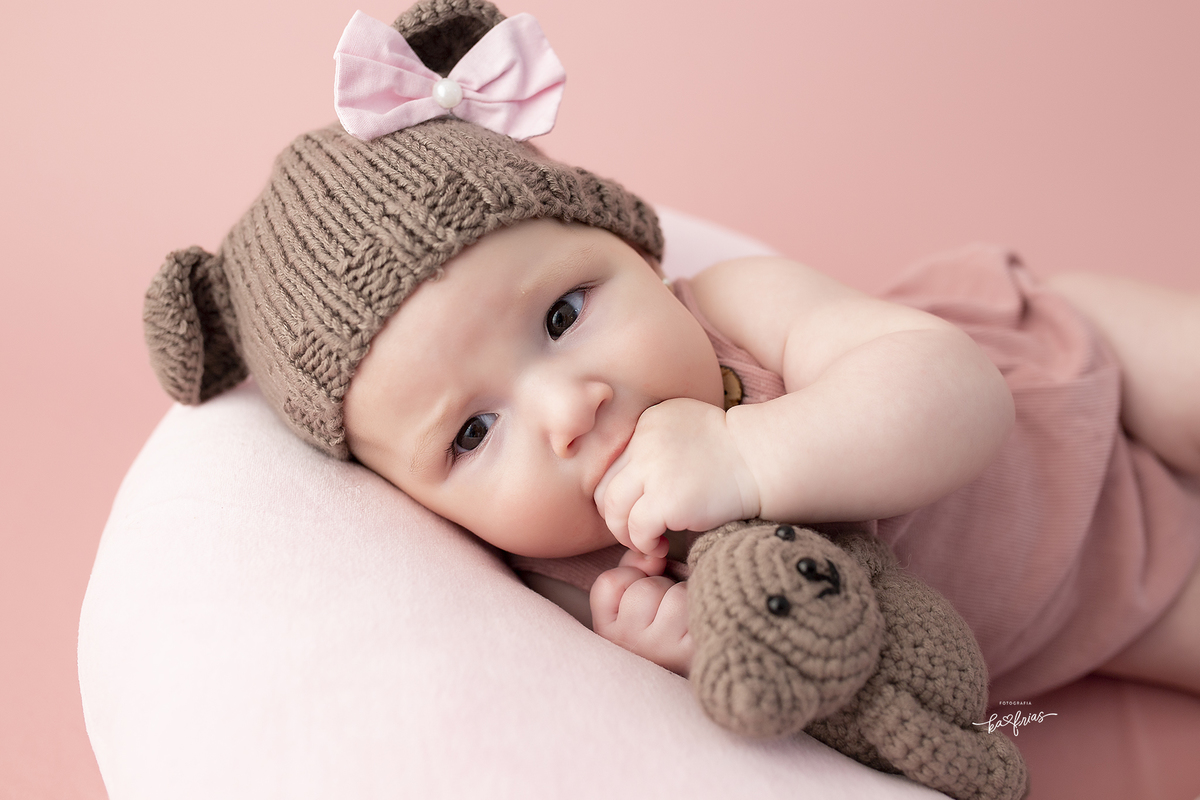 a menina olha para a fotografa de bebes de caxias do sul, ka frias