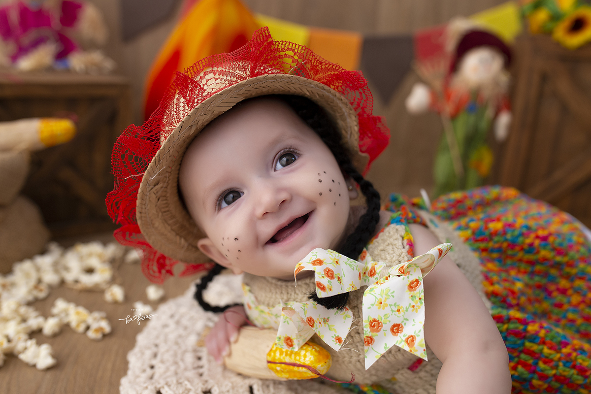 a bebe sorri no ensaio de festa junina