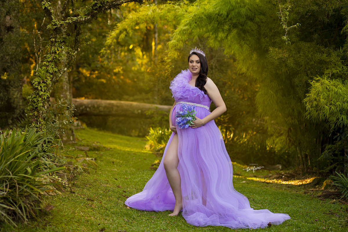 a gestante olha para a fotografa de gestante de caxias do sul, ka frias