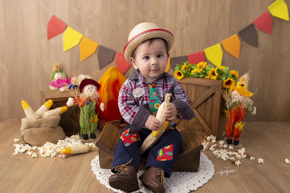 o bebe esta vestido de caipira para as fotos mensais