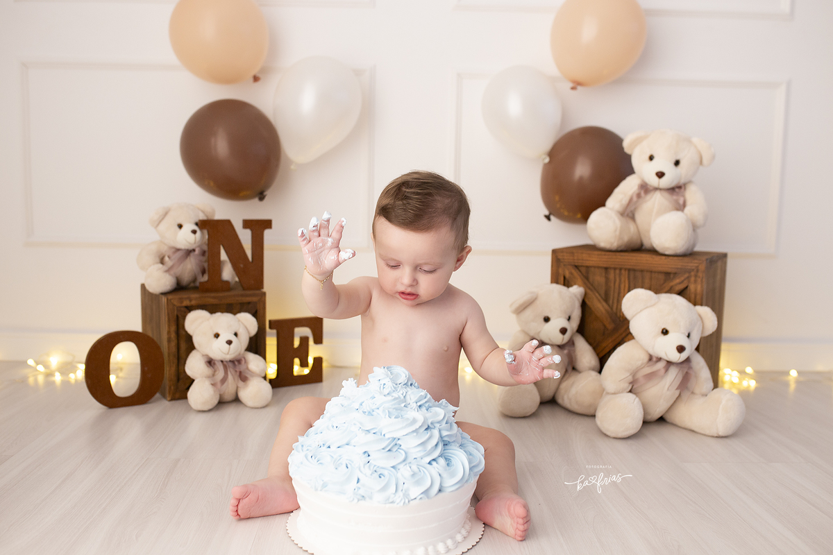 o bebe brinca com o bolo no ensaio smash