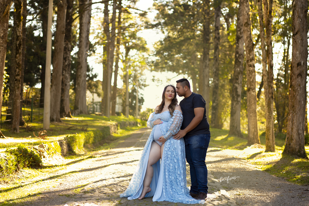 os pais posam no ensaio de gestante