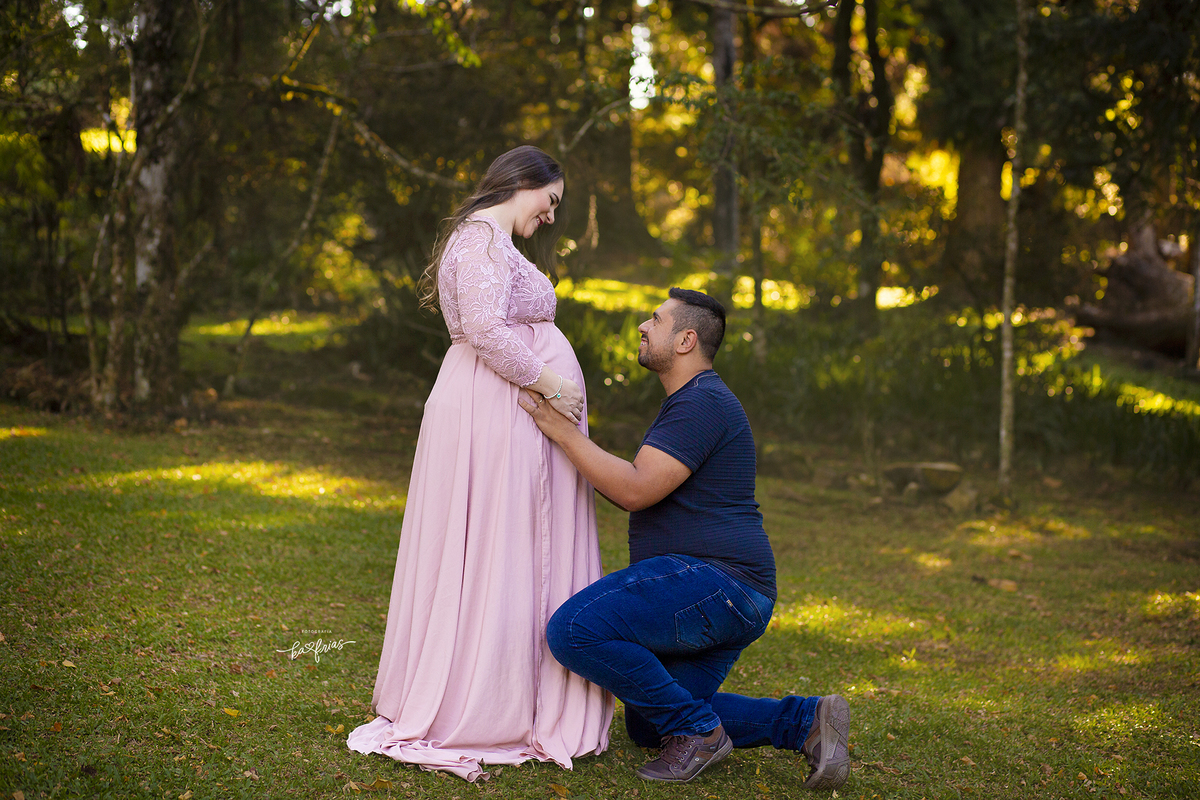 o pai ajoelha na frente da gestante
