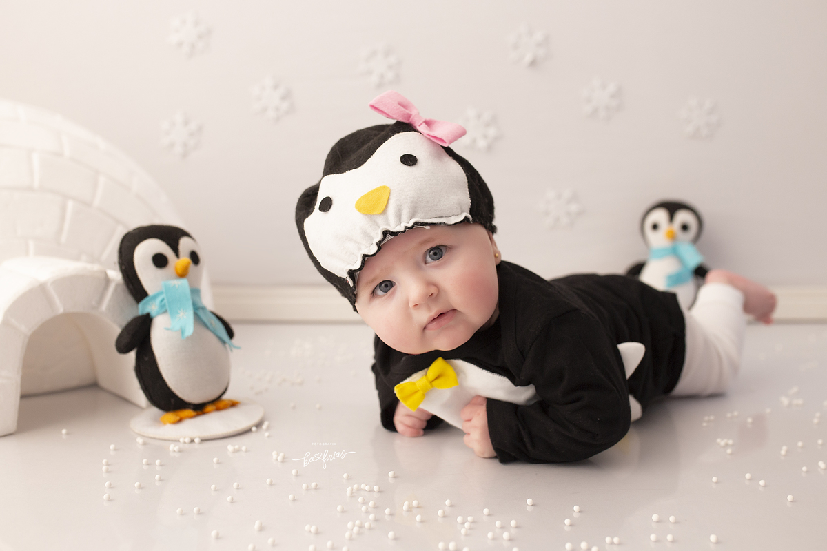 vestimos a bebe de pinguim para as fotos de acompanhamento mensal