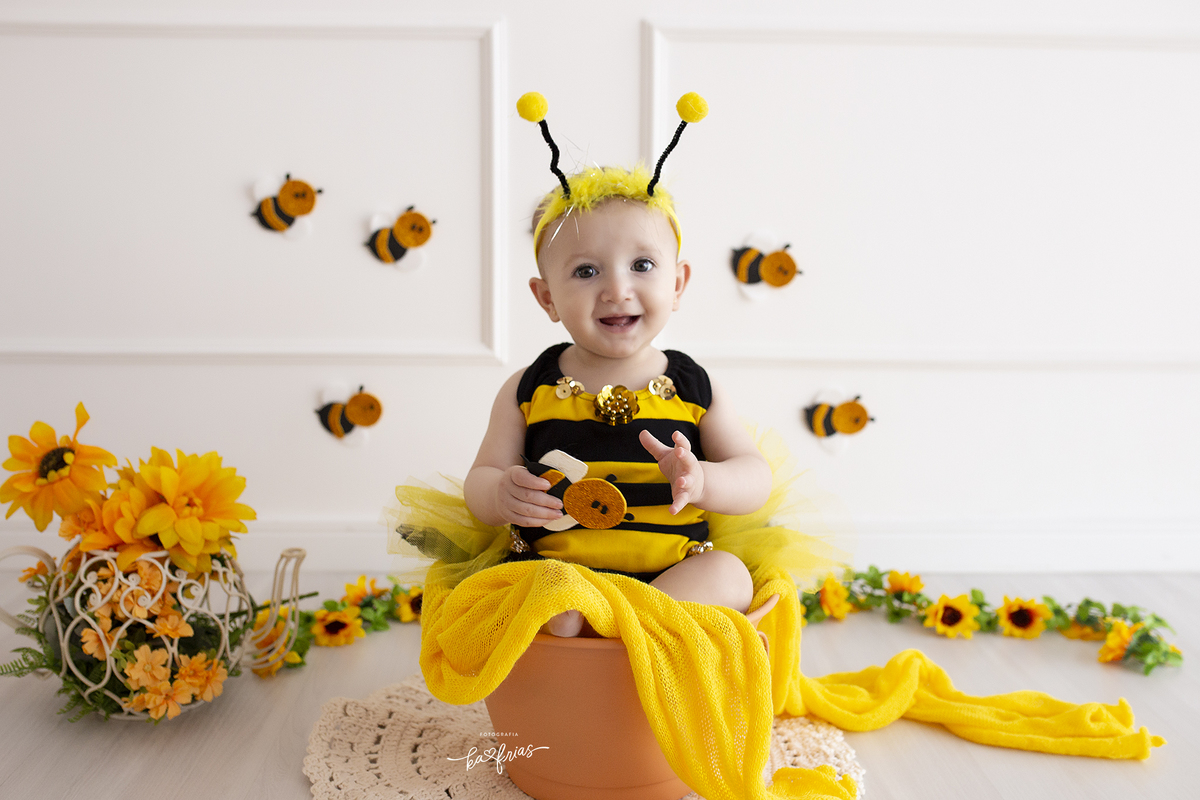 a menina esta vestida de abelha para as fotos