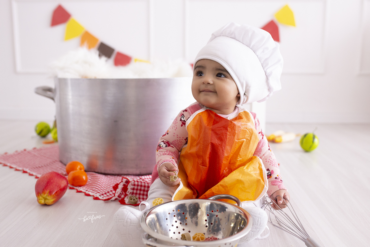 a menina sorri para a fotografa de bebes de caxias do sul, ka frias