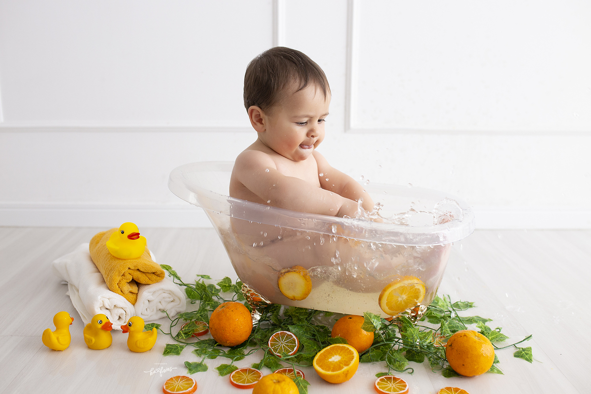 a criança brinca na agua 